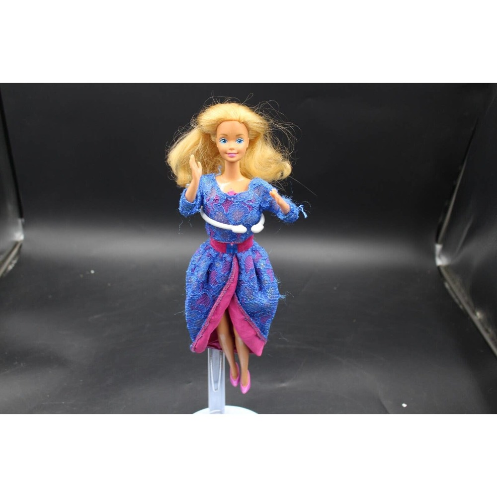 VINTAGE 1966 BARBIE DOLL / SWITCH ON HER BACK TO RAISE HER ARMS - MADE IN TAIWAN